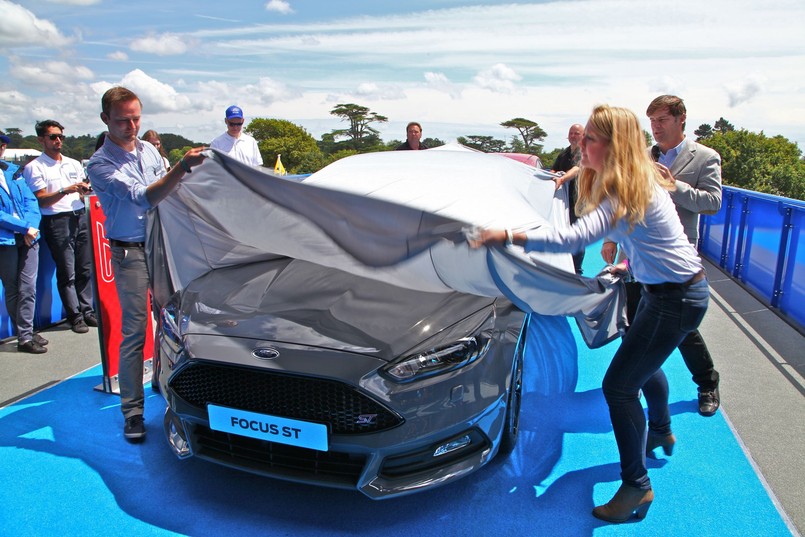 Ford focus jest najpopularniejszym samochodem na świecie - tak wynika z raportu firmy Polk badającej rynek motoryzacyjny. Analiza liczby zarejestrowanych nowych aut wykazała, że w 2013 roku w ujęciu globalnym kompaktowy focus trafił w ręce 1 097 618 osób - to zdaniem analityków czyni go najlepiej sprzedającym się samochodem pod słońcem. To o ponad 8 proc. więcej niż w 2012 roku - 1 014 965 sprzedanych egzemplarzy. W Europie (i Polsce) nowy focus oferowany jest w wersjach: pięciodrzwiowej, czterodrzwiowej oraz kombi. W 2012 roku Ford zaprezentował wersję ST - po dwóch latach produkcji szefowie koncernu zdecydowali wprowadzić nową odsłonę tego auta z ikrą. Na miejsce premiery wybrano Festiwal Prędkości w Goodwood. Zobacz zdjęcia…