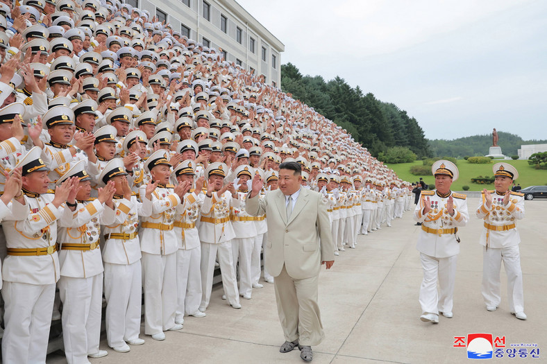 Kim Dzong Un (w środku) z wizytą w Dowództwie Marynarki Wojennej KAL przed obchodami Dnia Marynarki Wojennej, w Pjongjangu, Korea Północna, 27 sierpnia 2023 r. (zdjęcie wydano 29 sierpnia 2023 r.).