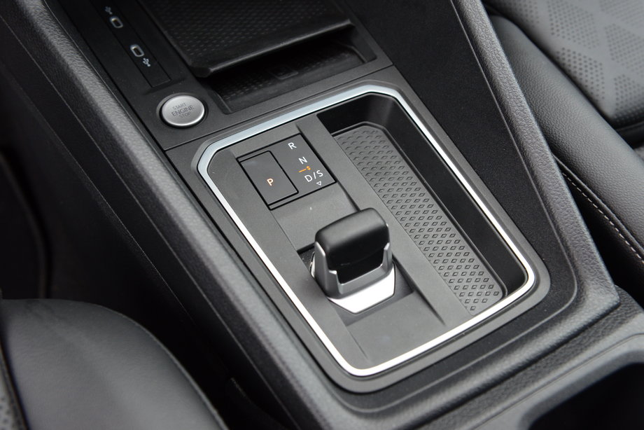 Ford Tourneo Connect 1.5 EcoBoost - automatyczna przekładnia DSG (znana z aut Grupy Volkswagena) działa sprawnie i szybko zmienia biegi. Dba, by oszczędzać paliwo, nieco mniej przejmuje się osiągami.