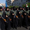 Pripadnice paravojne jedinice Basidž, povezane sa Iranskom revolucionarnom gardom, drže oružje tokom parade provladinih iranskih žena