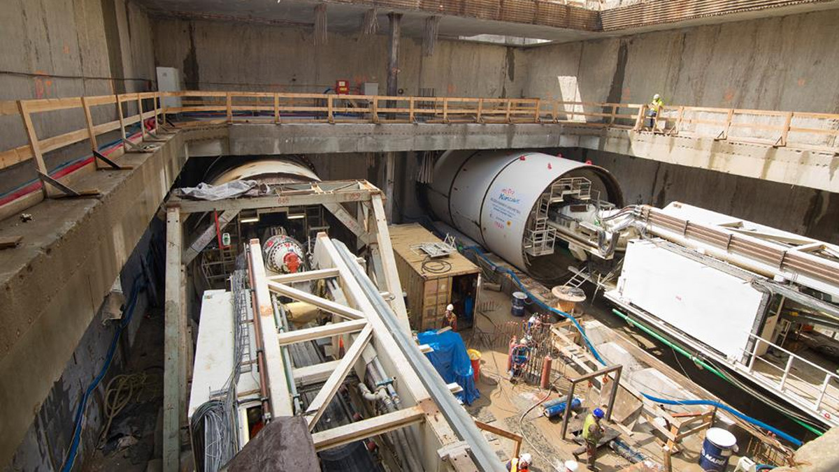 Ma do zbudowania ponad 2,2 km podziemnego tunelu, co zajmie około 10 miesięcy. Trwa rozruch pierwszej tarczy TBM na placu budowy stacji II linii metra Trocka na warszawskim Targówku. Jeszcze w tym tygodniu maszyna ma ruszyć pełną parą w kierunku Dworca Wileńskiego.