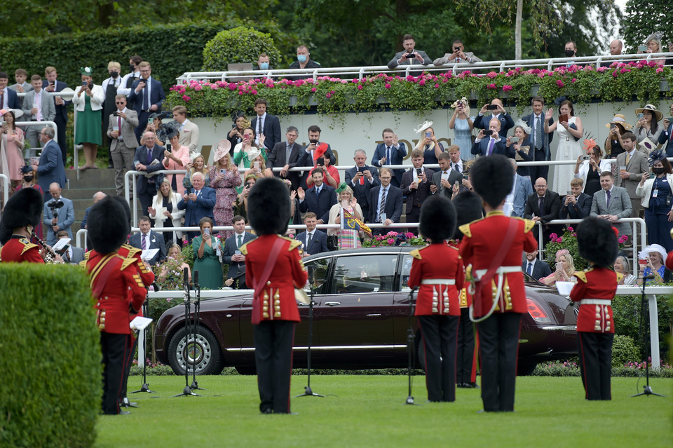 Jej przyjazdowi towarzyszyli brytyjscy gwardziści, strażnicy Pałacu Buckingham