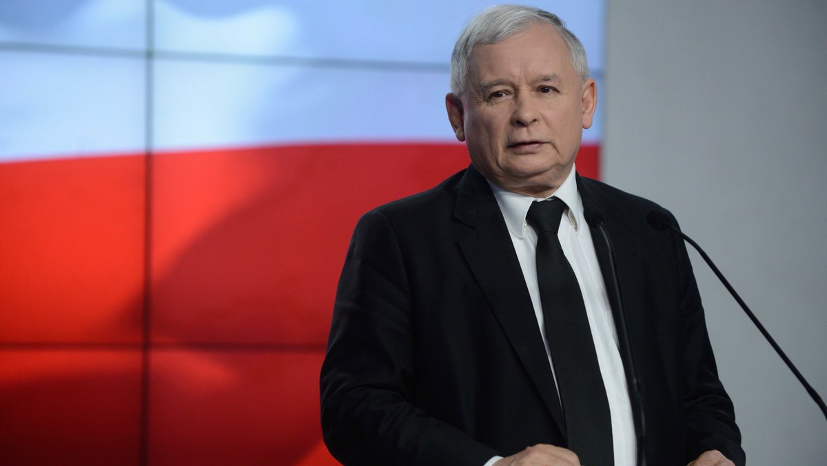 Blisko 1,6 mln podpisów poparcia kandydata PiS na prezydenta Andrzeja Dudy trafiło we wtorek do Państwowej Komisji Wyborczej. Prezes PiS Jarosław Kaczyński przekonywał, że stawką w wyborach prezydenckich jest wprowadzenie w Polsce euro. - Te wybory mają różne aspekty, ale przede wszystkim są to wybory, w których stawką jest życie polskich rodzin, sytuacja polskich gospodarstw domowych. Bo to są w gruncie rzeczy wybory o euro - mówił na konferencji prasowej prezes PiS.