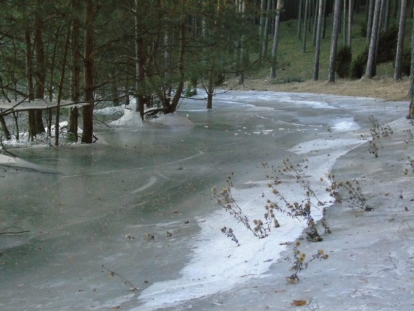 Lód wisi nad wodą