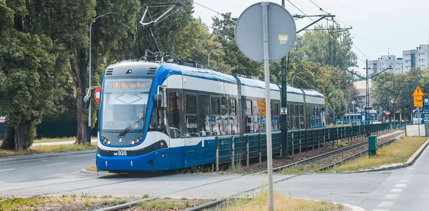 Brakuje 40 mln zł na komunikację miejską. Czy będą cięcia w kursach tramwajów i autobusów?