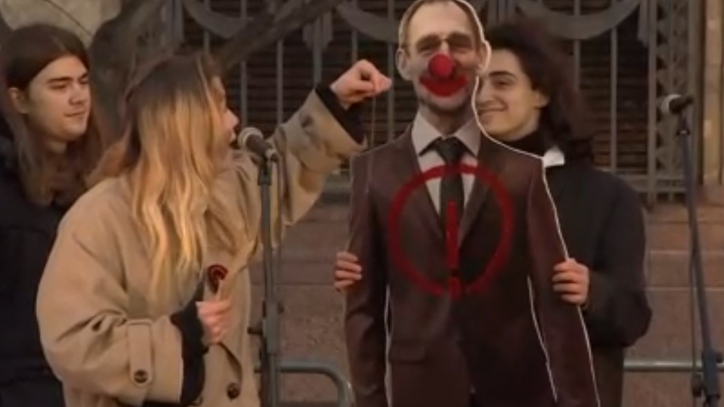 Pintér Sándort hipnotizálták és szirénáztak a Belügyminisztériumnál