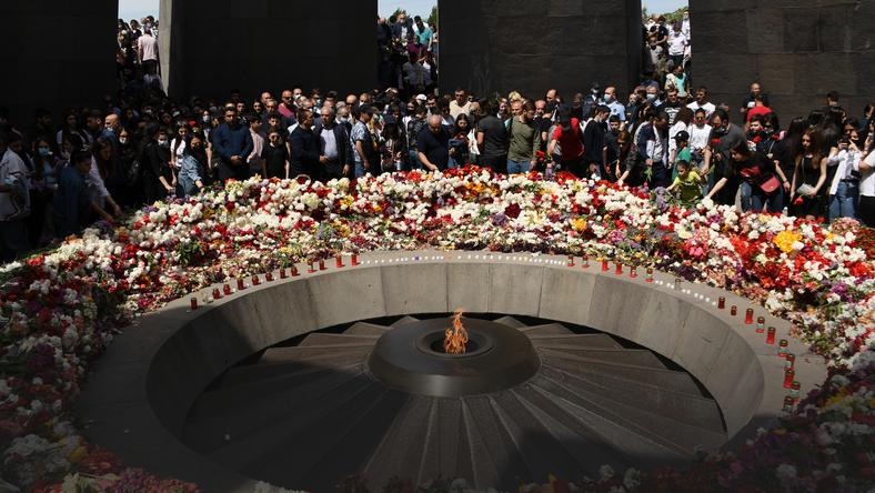 Armenia: Dzień Pamięci o Ludobójstwie Ormian. Tłumy składają kwiaty ku pamięci ofiar
