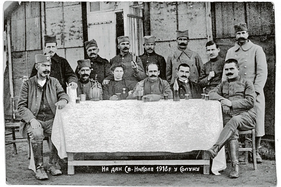 Anđelko Krstić (sedi za stolom, prvi sa desne strane) sa srpskim vojnicima, na Svetog Nikolu, 1916. godine u Solunu
