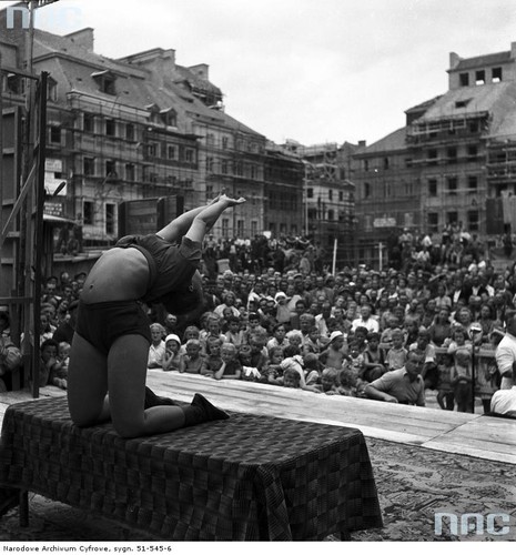 Pokaz umiejętności gimnastycznych na imprezie plenerowej, czyli śmiałe wyginanie ciała