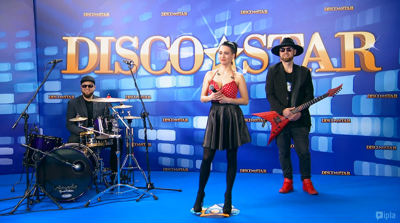 Emilia Sanecka i zespół Daj To Głośniej w programie "Disco Star"
