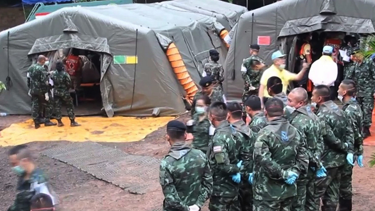 Ratownicy, którzy prowadzą akcję ratunkową w jaskini na północy Tajlandii, nie skorzystają z pomocy Elona Muska. Poinformował o tym dowódca nurków.