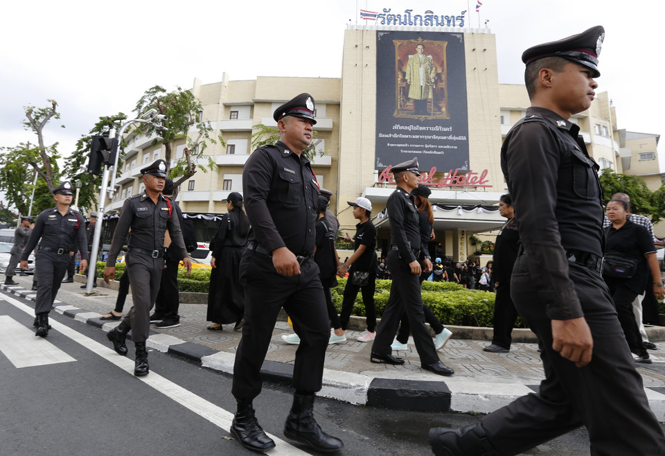 THAILAND ROYALTY KING MOURNING (Thai mourners wait to take part the Royal Cremation ceremony)