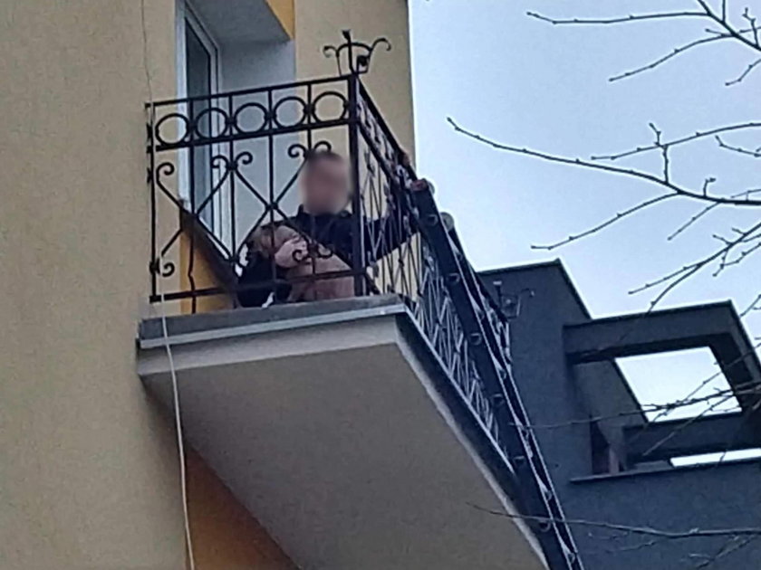 Zostawili go na dwa dni na balkonie. Horror na warszawskiej Pradze
