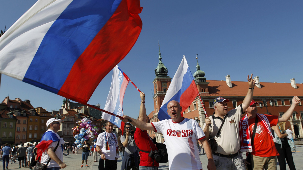 Dwaj wypuszczeni na wolność rosyjscy pseudokibice, którym sąd zawiesił kary, otrzymali nakaz opuszczenia Polski; wyjadą w konwoju Straży Granicznej; mają też pięcioletni zakaz wjazdu do krajów strefy Schengen - podała rzeczniczka wojewody mazowieckiego.