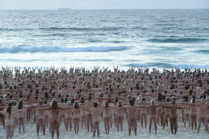 Sesja zdjęciowa na plaży Bondi. 26 listopada 2022 r. w Sydney, Australia