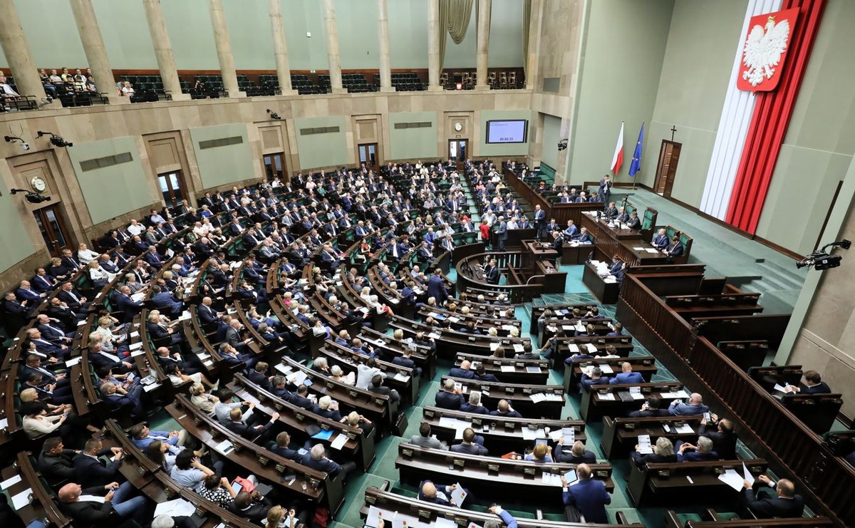Za głosowało 221 posłów, przeciwko było 196, jeden wstrzymał się od głosu.