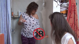 Szabadszájú magyar lányok mesélnek a tapadókorongos dildóról a zuhanyzóban – videó