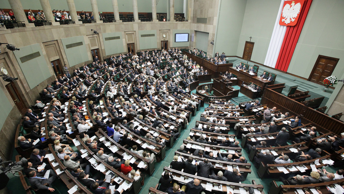 Sejm odrzucił w dzisiejszym głosowaniu poprawkę Senatu do ustawy o wspieraniu rodziny i pieczy zastępczej, która zakazywała homoseksualistom pełnienia funkcji rodziców zastępczych i prowadzenia rodzinnych domów dziecka.