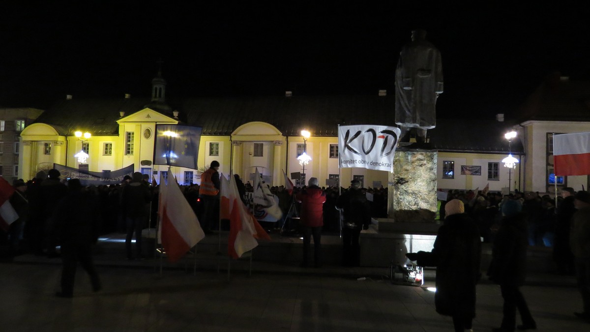 W rocznicę wprowadzenia stanu wojennego, mimo mrozu, ponad tysiąc osób manifestowało w Białymstoku na Rynku Kościuszki swój sprzeciw wobec dewastacji Polski i łamaniu demokracji przez Prawo i Sprawiedliwość. Uczestnicy zapalili biało-czerwone znicze i ułożyli je pod pomnikiem Józefa Piłsudskiego w płonący napis STOP.