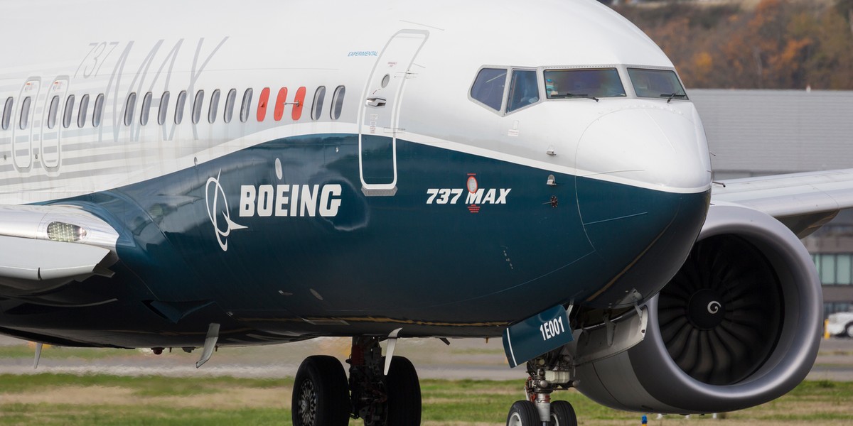 Od czasu dwóch katastrof lotniczych z udziałem samolotów B737 MAX 8, maszyny tego typu zostały uziemione na całym świecie. Boeing wstrzymał też dostawy dla linii lotniczych. 