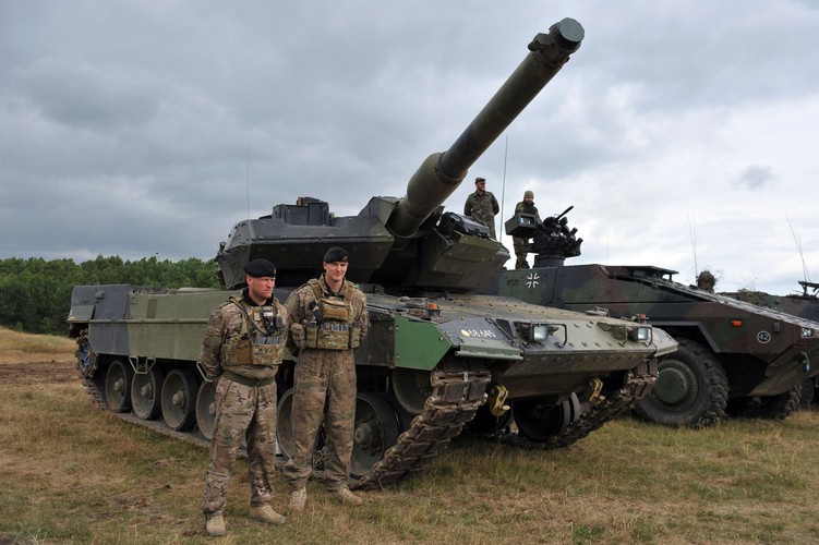 Duńskie czołgi Leopard 2A5, podczas ćwiczeń SABER STRIKE-15  na Poligonie Drawskim <br><br>fot. (mb/mr) PAP/Marcin Bielecki