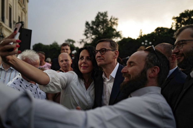 Premier Mateusz Morawiecki podczas spotkania z mieszkańcami przed zamkiem w Pszczynie