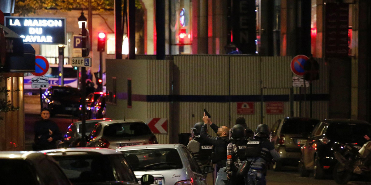 Atak na policjantów w Paryżu 