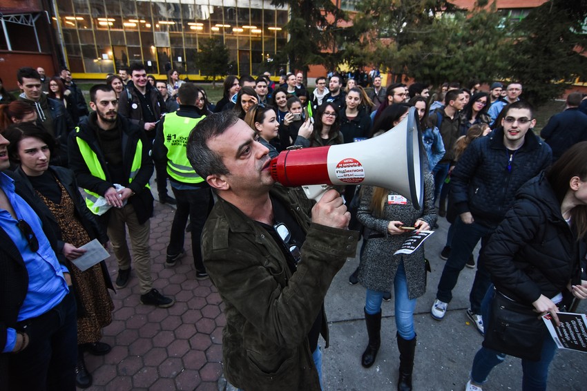 SKANDAL U NOVOM SADU Sergej Trifunović poručio studentima u menzi da su "u g...ima", a autonomašima da im se "s..e u usta fašistička"