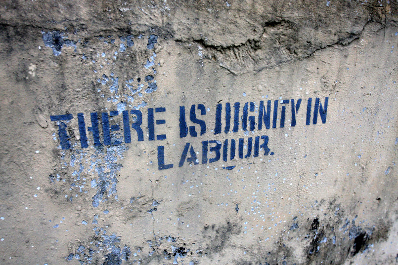 "W pracy jest godność" - hasło wymalowane na jednej ze ścian więziennych budynków. Od razu przywodzi na myśl "Arbeit mach frei" ("Praca czyni wolnym") - napis nad bramą w niemieckim obozie koncentracyjnym Auschwitz