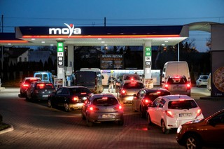 Polacy ruszyli na stacje paliw. Rzecznik MAP uspokaja: Dostawy są zabezpieczone