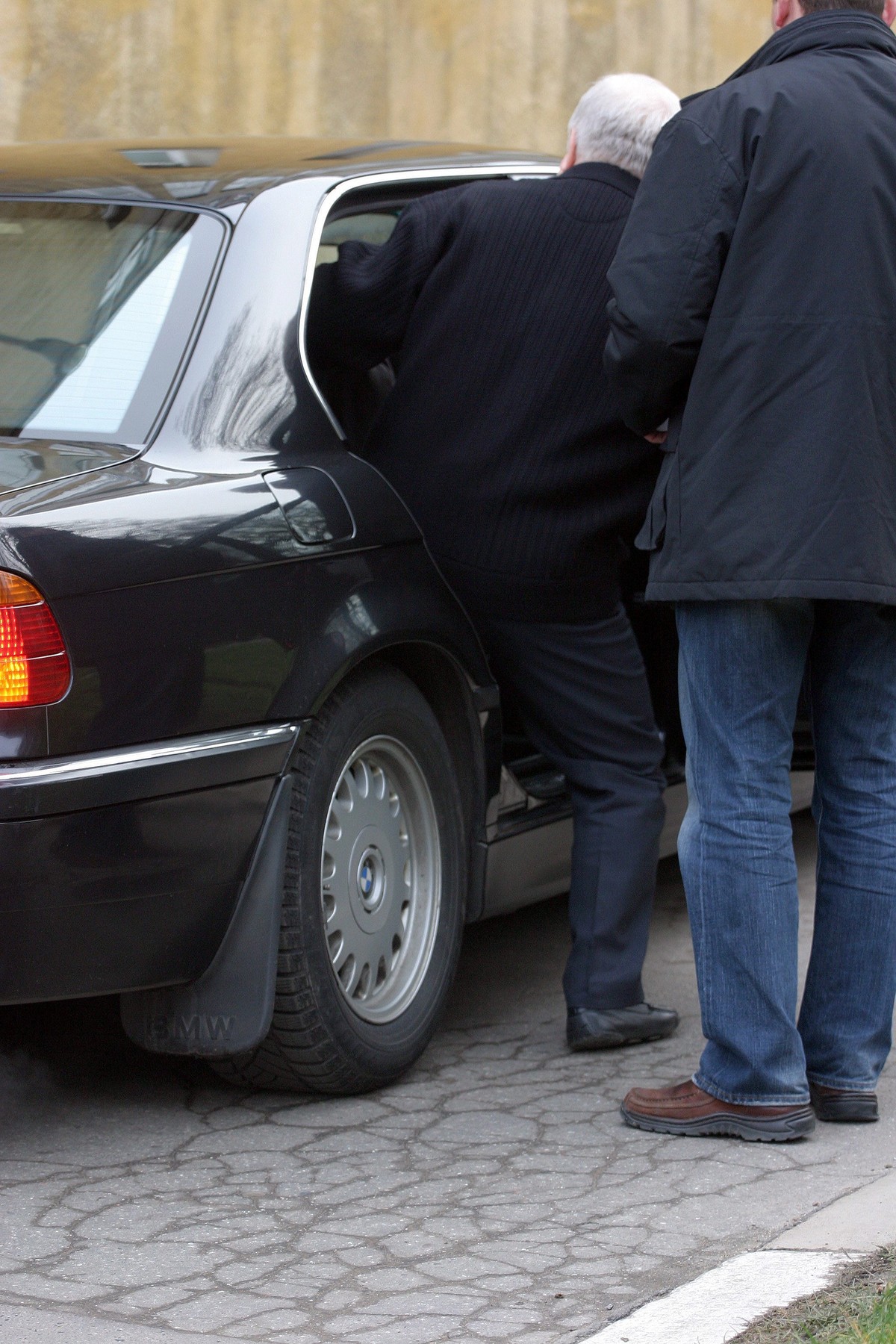 GDANSK BYLY PREZYDENT LECH WALESA PODDAL SIE BADANIOM W AKADEMII MEDYCZNEJ NA ODDZIALE KARDIOLOGII

NZ W TAJEMNICY PRZED FOTOREPORTEREM FAKT WSIADA DO AUTA KTORE PROWADZI OCHRONIARZ BOR

10.12.2007

FOT MIROSLAW PIESLAK