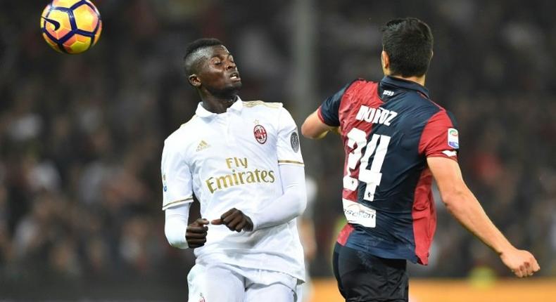 AC Milan's forward M'Baye Niang (L) fights for the ball with Genoa's defender Ezequiel Munoz during the Italian Serie A football match October 25, 2016