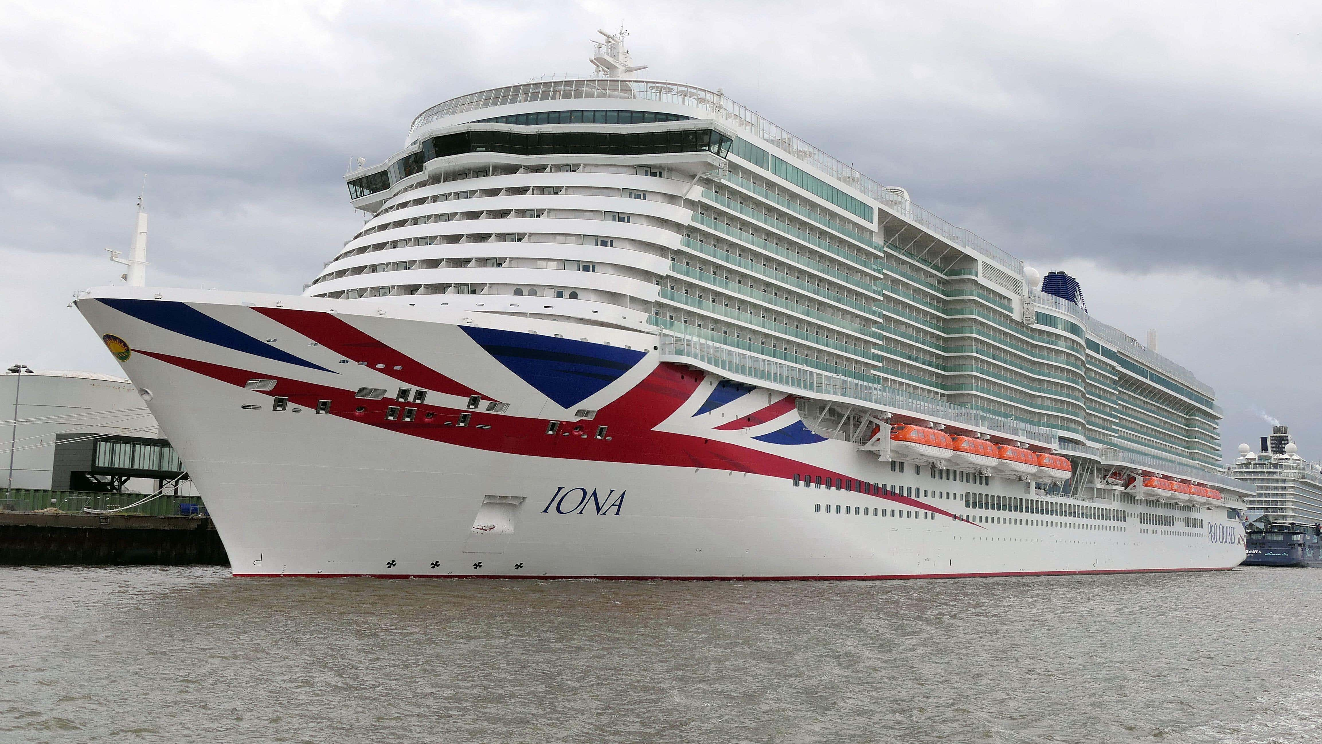 18 Containers Lost at Sea: Cruise Ship with 5,200 Passengers Stranded