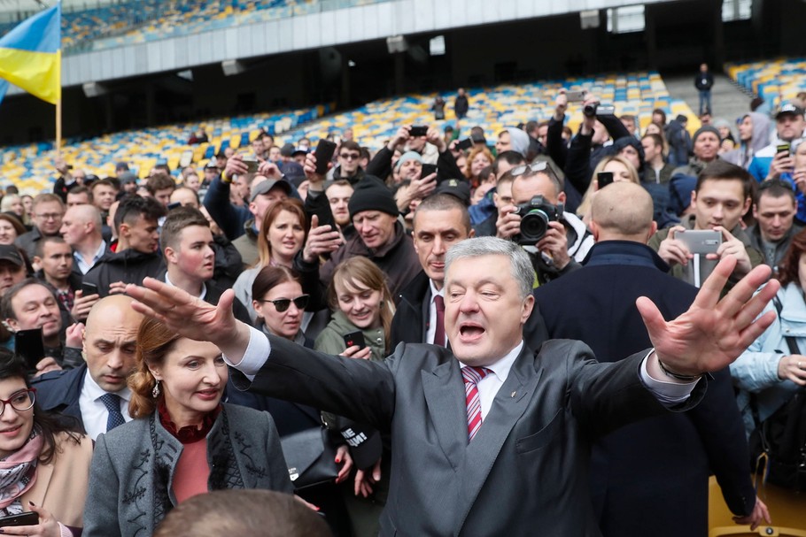 Wybory na Ukrainie. Petro Poroszenko w otoczeniu zwolenników Stadionie Olimpijskim w Kijowie.