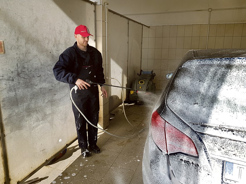 Miloš je počeo da pere automobile u dvorištu, pa od opštinskih podsticajnih sredstava sagradio perionicu