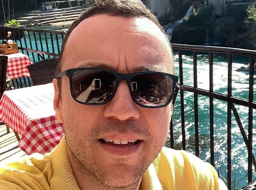 "TAKVI SU NAJGORI" Komšije otkrile šokantne detalje o RAZVODU poznatog pevača (39): Ostavio ŽENU I DECU, pa ozvaničio vezu sa novom devojkom 
