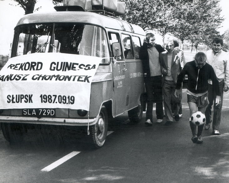 Słupsk 1987. Janusz Chomontek podczas bicia rekordu Guinnessa.