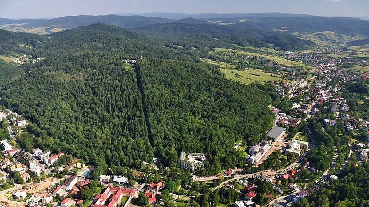 "Polska Gazeta Krakowska": Z drogą łączącą Nowy Sącz i Krynicę może stać się to samo, co z trasą do Gródka nad Dunajcem. Niemal połowy jezdni w miejscowości Kotów już nie ma - zabrało ją osuwisko.