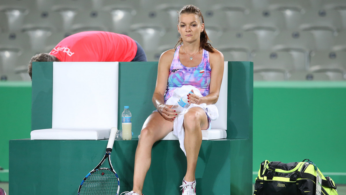 Tak jak każdy, a może prawie każdy, bo niektórzy internauci pisali, że są szczęśliwi, że Agnieszka Radwańska przegrała w pierwszej rundzie turnieju olimpijskiego, jestem rozczarowany, przygnębiony, a wręcz wściekły na to, co się stało. Trudno być w tym momencie obrońcą naszej najlepszej tenisistki, ale spróbuję.