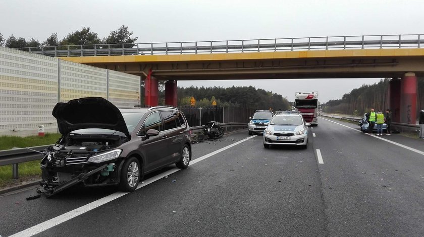 Poważny wypadek na S3 pod Zieloną Górą. Zderzył się motocykl i dwie osobówki