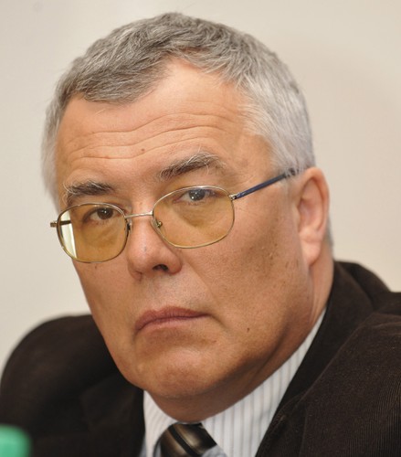 <strong>45. Piotr Hofmański, przewodniczący Komisji Kodyfikacyjnej Prawa Karnego, pierwszy polski sędzia MTK w Hadze, pierwszy raz w rankingu</strong>
<br></br>
Czekająca na wejście w życie reforma procedury karnej to w dużej mierze jego dzieło. Dlatego przez cały zeszły rok prof. Hofmański z nie mniejszym niż ówczesny wiceminister sprawiedliwości Michał Królikowski zapałem odpierał zarzuty krytyków zmian i przekonywał nieprzekonanych. Nie brakowało mu też innych wyzwań, bo od lat łączy pracę naukową (wykłada na Uniwersytecie Jagiellońskim) z orzekaniem w Sądzie Najwyższym, gdzie do niedawna pełnił także funkcję rzecznika prasowego. Najtrudniejsze jednak dopiero przed nim, gdyż w grudniu 2014 r. został wybrany na stanowisko sędziego Międzynarodowego Trybunału Karnego w Hadze jako pierwszy Polak w historii tej instytucji.
<br></br>
ESZA
<br></br>