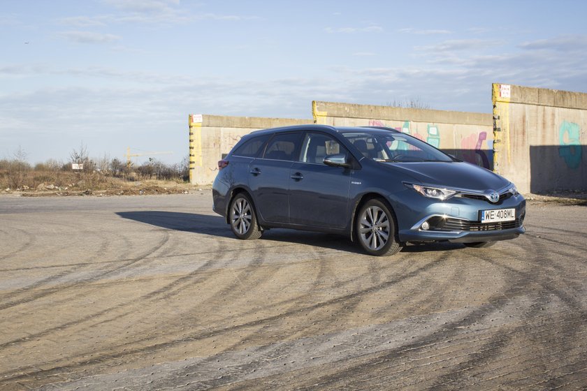 Toyota Auris Hybrid przodobok