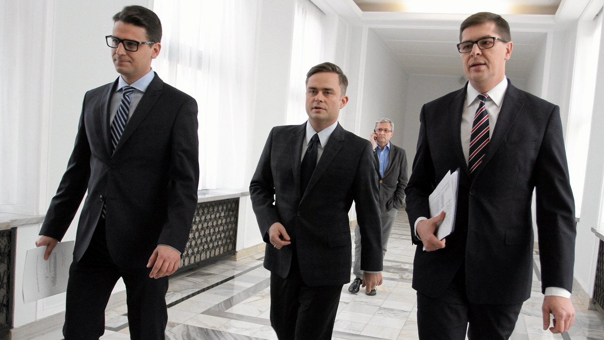 Kancelaria Sejmu potwierdza, że bohaterowie tzw. afery madryckiej, którzy w listopadzie nie brali udziału w posiedzeniach Sejmu, stracą teraz sporą część uposażenia i diety - dowiedział się portal rmf24.pl.
