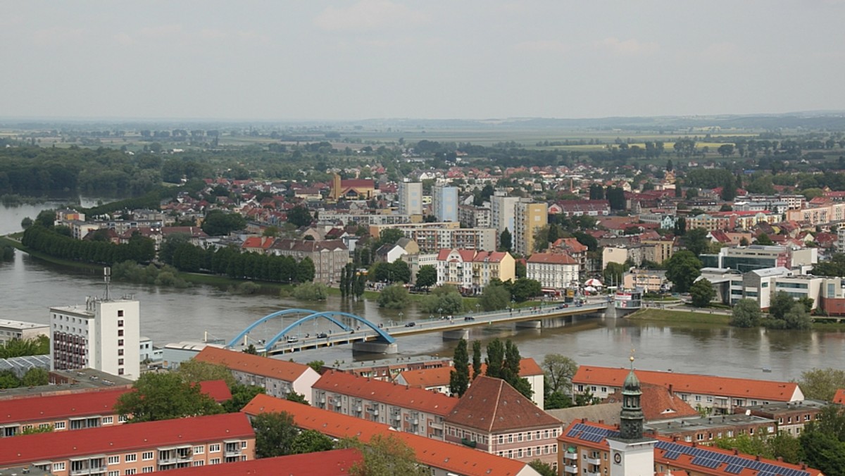 Obniżki czynszów w gminnych lokalach użytkowych, ulgi w spłacie zaległości, pomoc najemcom ogródków gastronomicznych – to rozwiązania wprowadzone przez władze granicznych Słubic (Lubuskie), by wspomóc lokalnych przedsiębiorców – poinformowała rzeczniczka Urzędu Miejskiego w Słubicach Beata Bielecka.