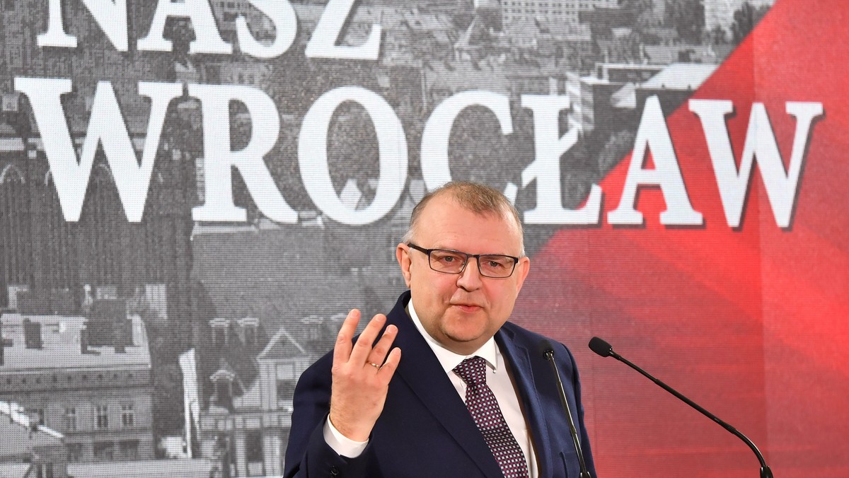 Rada powiatu wrocławskiego PO opowiedziała się przedwczoraj za kandydaturą Kazimierza M. Ujazdowskiego na prezydenta Wrocławia. Wcześniej kandydatem PO na fotel prezydenta stolicy Dolnego Śląska była posłanka tej partii prof. Alicja Chybicka.