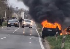 Gori automobil kod Hrtkovaca