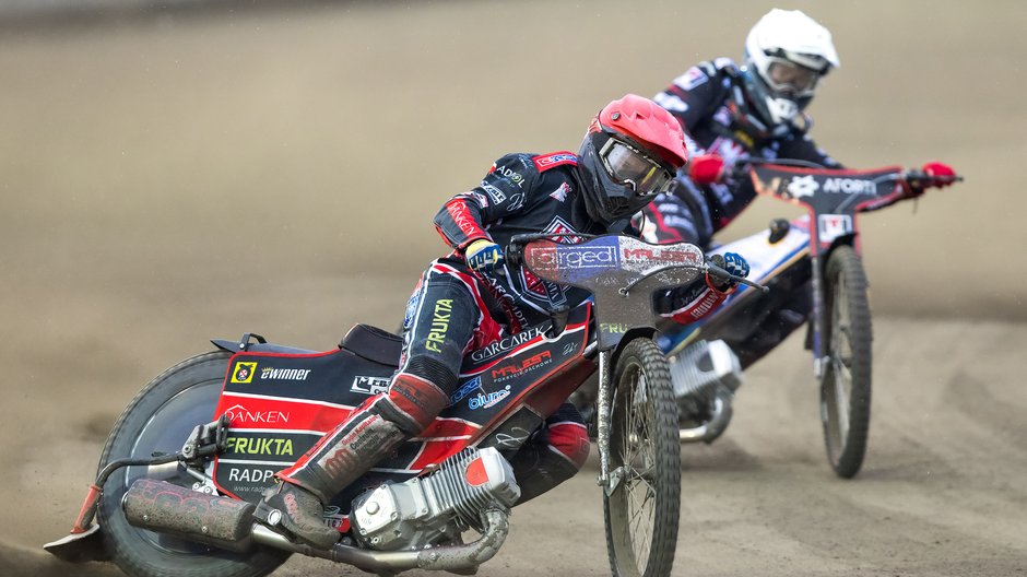 2021.04.12 Ostrow Wielkopolski Zuzel Speedway 2021 eWinner 1 Liga Zuzlowa Arged Malesa Ostrow - Aforti Start Gniezno N/z Frederik Jakobsen (b), Oliver Berntzon (cz) Foto Marcin Karczewski / PressFocus 2021.04.12 Speedway 2021 eWinner First speedway leagueArged Malesa Ostrow - Aforti Start Gniezno N/z Frederik Jakobsen (b), Oliver Berntzon (cz) Foto Marcin Karczewski / PressFocus