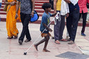 Dzieciaki poszukujące monet w Gangesie. Historia jak ze "Slumdoga"