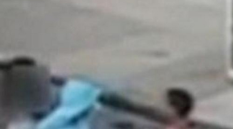 Fegyvert rántott a járókelőkre egy kisfiú - videó
