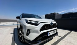 Ma silnik 2.5 i spala 3,7 l na 100 km. Toyota trzęsie rynkiem. Cena hitem